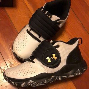 Boys basketball shoes